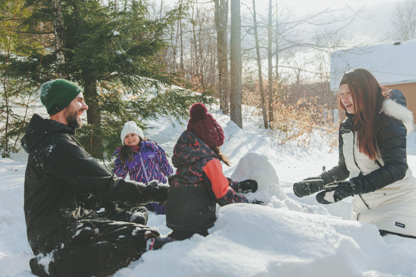 Groupe d’amis profitant d’une journée enneigée près d’un chalet de Chalets Lanaudière.