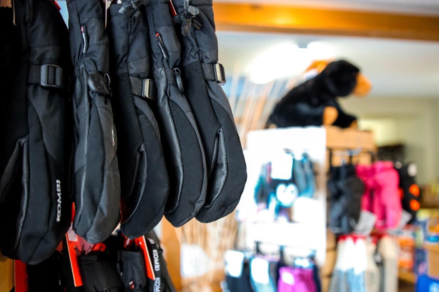 Équipement de ski et vêtements d’hiver exposés dans une boutique près des chalets de Chalets Lanaudière.
