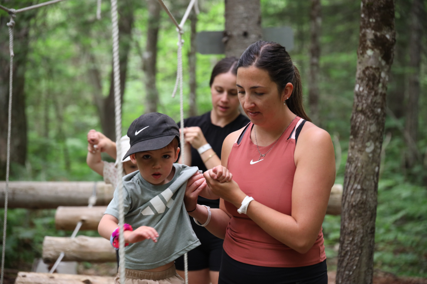 Famille profitant d’une activité d’aventure en forêt lors d’un séjour chez Chalets Lanaudière.