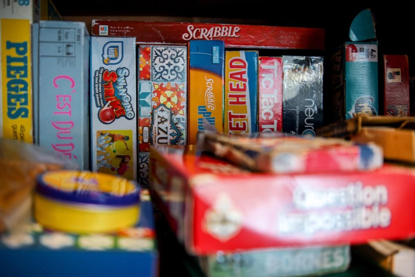 Jeux de société variés, dont Scrabble et Clue, mis à disposition dans un chalet de Chalets Lanaudière.