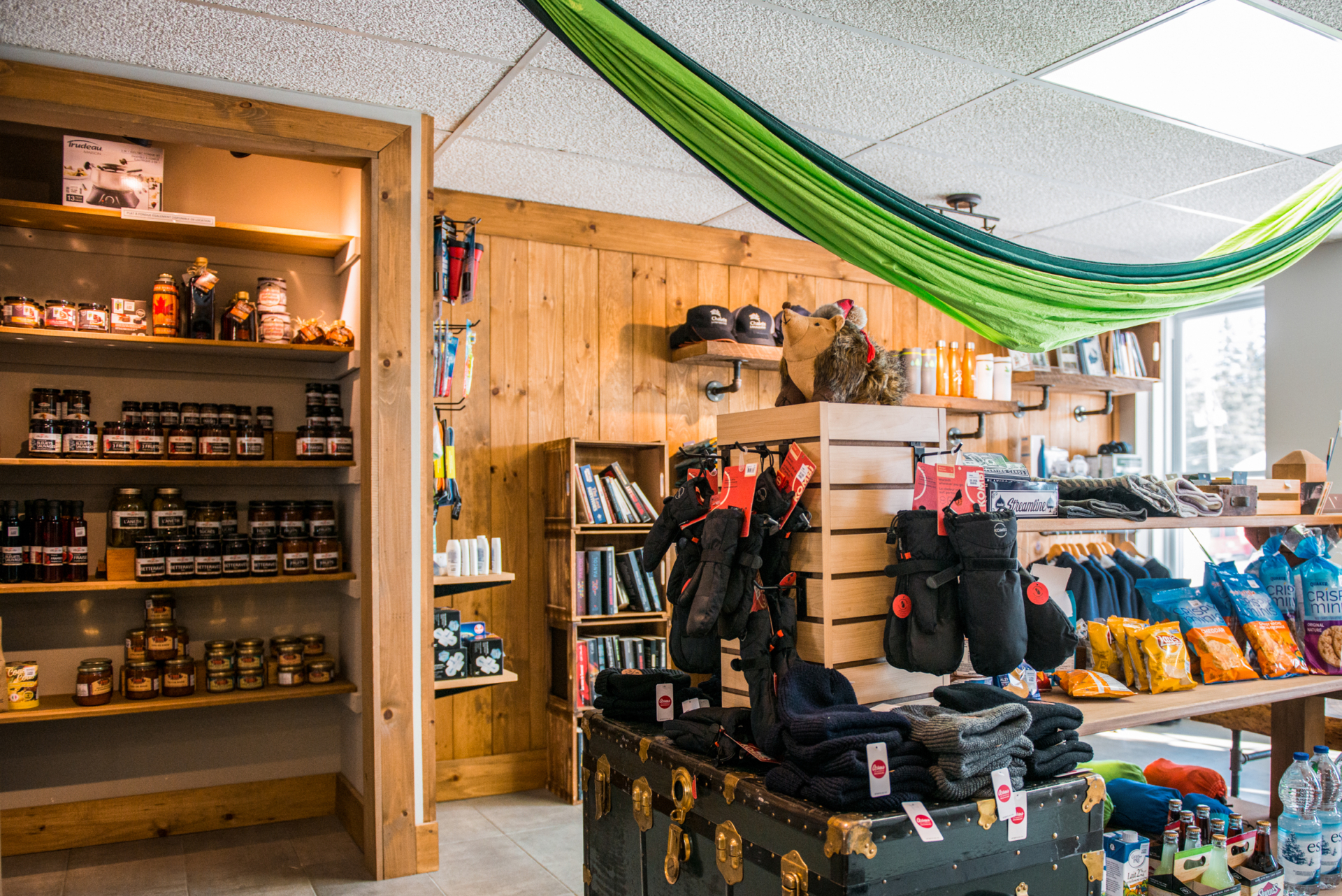 Boutique rustique de Chalets Lanaudière offrant produits locaux, vêtements, articles de plein air et équipement de camping.