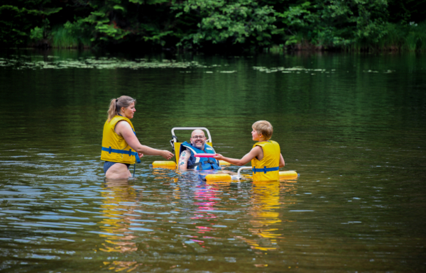 Groupe profitant d’une activité aquatique dans le lac lors d’un séjour au camping Chalets Lanaudière.
