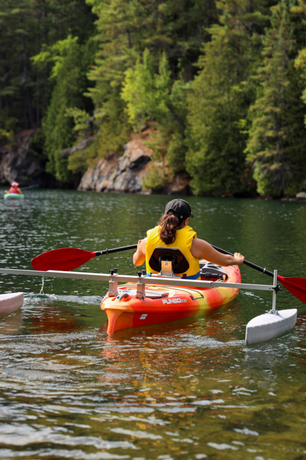 Personne faisant du kayak sur un lac forestier, profitant d’une activité de plein air lors d’un séjour aux Chalets Lanaudière.