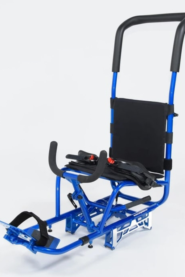 Luge adaptée bleue et noire, équipée d’un dossier, de repose-pieds et d’un guidon pour les activités hivernales accessibles.