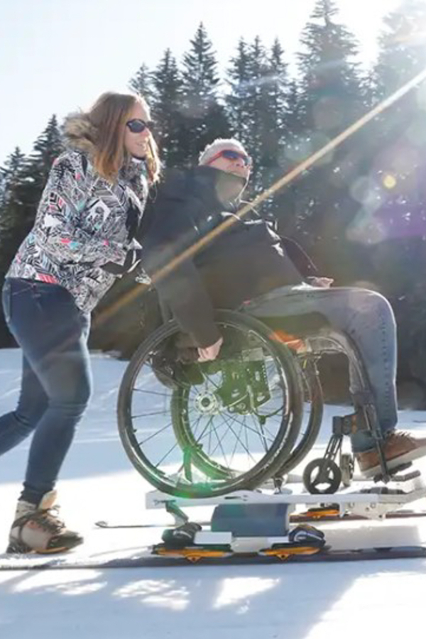 Personnes profitant d’une activité de ski adaptée dans un décor hivernal près des chalets de Lanaudière.