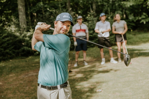 Groupe profitant d’une partie de golf lors d’un séjour en nature aux Chalets Lanaudière.