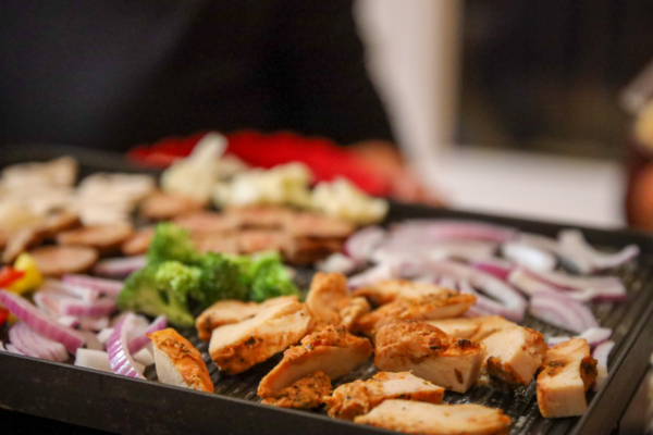 Repas de poulet grillé et de légumes préparé sur une plaque de cuisson dans un chalet de Chalets Lanaudière