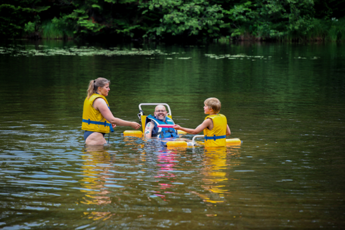 Groupe profitant d’une activité nautique sur un lac, avec des gilets de sauvetage, lors d’un séjour aux Chalets Lanaudière.