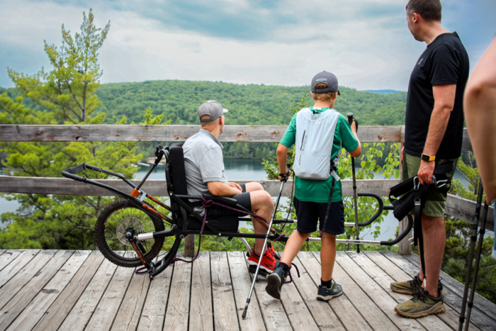 Groupe profitant d’une vue sur la nature lors d’une activité de plein air près d’un hébergement de Chalets Lanaudière.