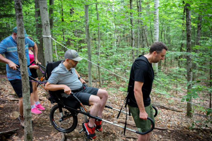 Groupe profitant d’une randonnée en forêt lors d’un séjour dans un hébergement de Chalets Lanaudière.
