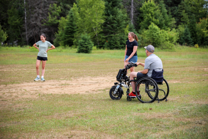 Groupe profitant d’une activité en plein air dans un champ près d’un hébergement de Chalets Lanaudière.