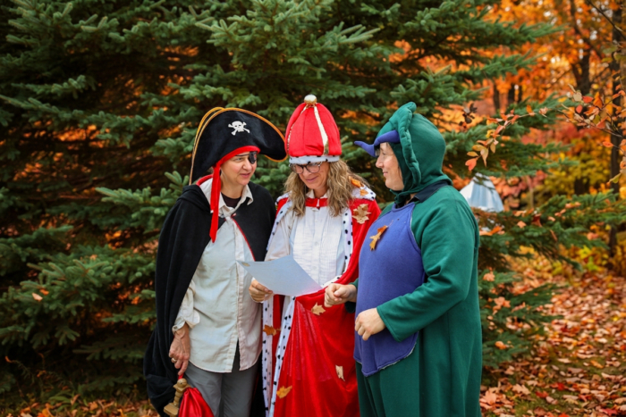Trois personnes costumées en personnages de Noël profitent d’une activité automnale chez Chalets Lanaudière.