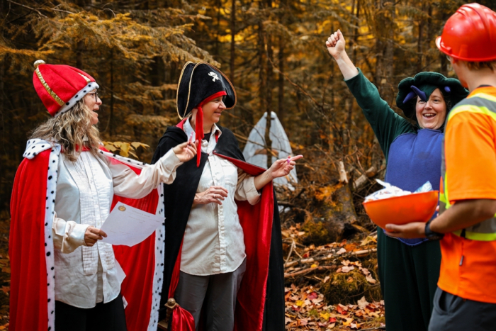 Groupe participant à une activité thématique en forêt lors d’un séjour aux Chalets Lanaudière.