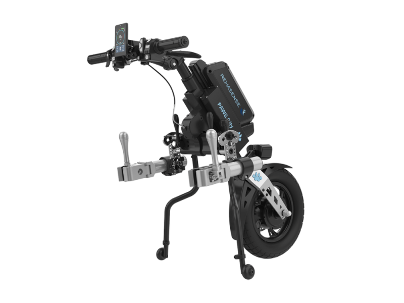 Dispositif de mobilité électrique à trois roues, avec guidon et commandes, présenté sur fond blanc.