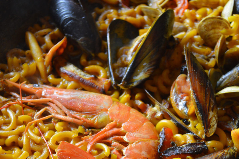 Pâtes aux fruits de mer garnies de crevettes, moules et palourdes, un plat savoureux à déguster.