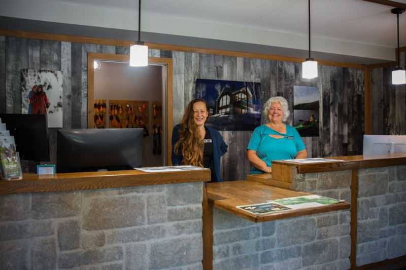 Deux membres du personnel accueillent les visiteurs à la réception d’un établissement de Chalets Lanaudière.