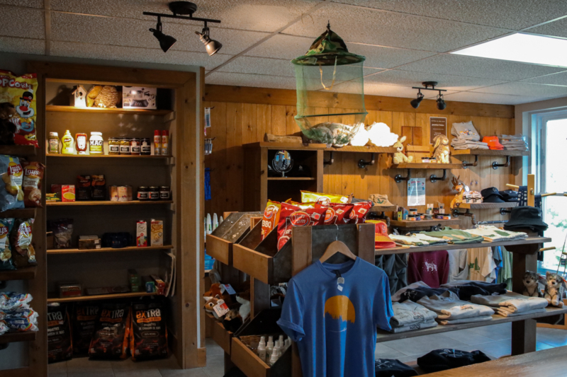 Boutique de la réception d’un camping de Chalets Lanaudière, avec collations, souvenirs et vêtements en vente.