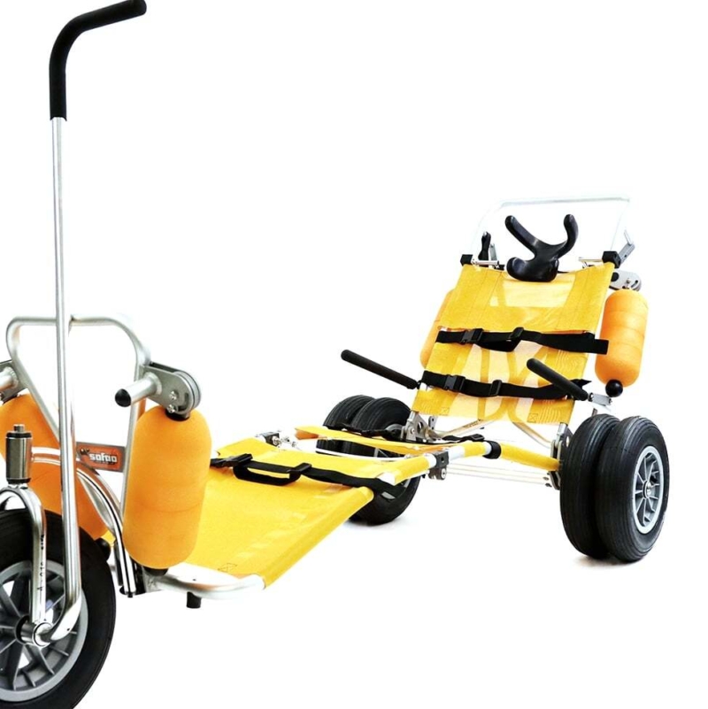 Fauteuil roulant tout-terrain jaune, équipé de larges roues et d’un module avant, offert comme équipement adapté aux chalets.