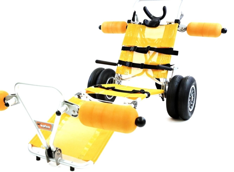 Fauteuil roulant tout terrain jaune, une amenité adaptée proposée par Chalets Lanaudière.