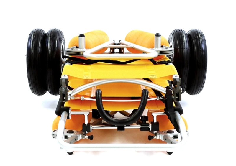 Vue de dessous d’un kart tout-terrain jaune et orange, avec quatre roues noires, offert comme équipement de plein air aux Chalets Lanaudière.