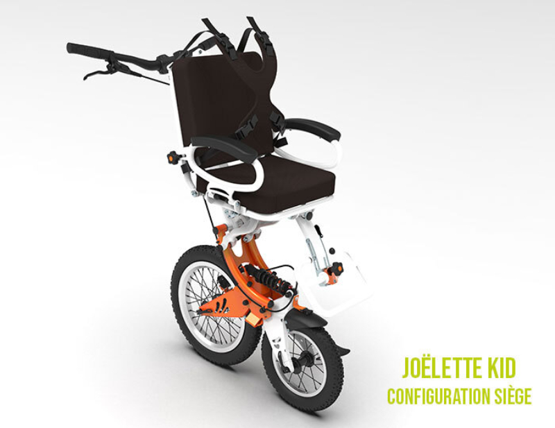 Joëlette Kid adaptée pour les enfants, avec siège et grandes roues tout-terrain, idéale pour les activités de plein air au chalet.