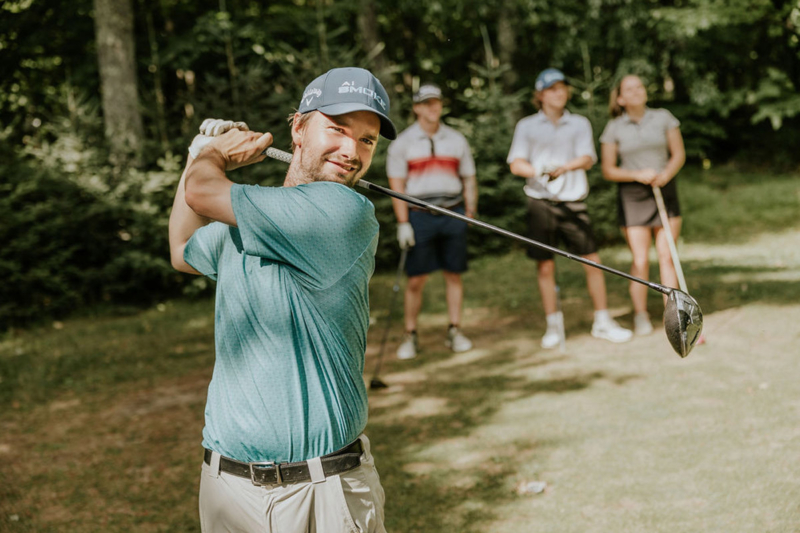 Groupe profitant d’une partie de golf lors d’un séjour en nature aux Chalets Lanaudière.