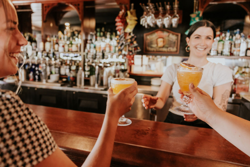 Groupe dégustant des cocktails au bar d’un établissement associé aux Chalets Lanaudière.