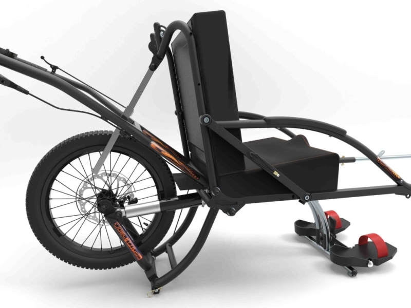 Fauteuil roulant tout-terrain adapté aux sentiers de plein air près des chalets Lanaudière
