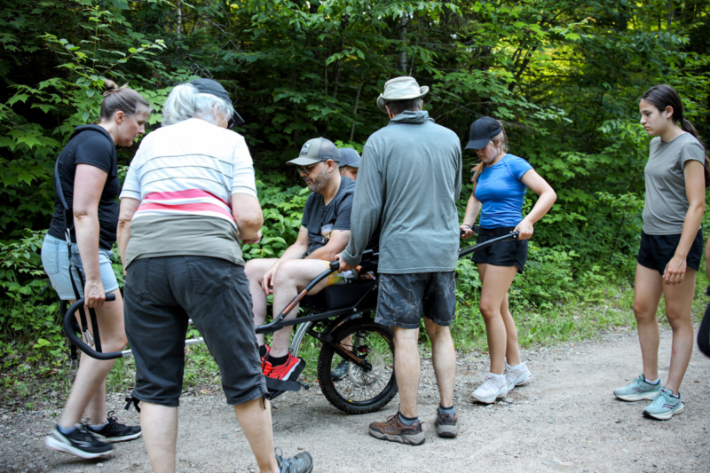Groupe profitant d’une randonnée en forêt lors d’un séjour dans un chalet de Chalets Lanaudière.