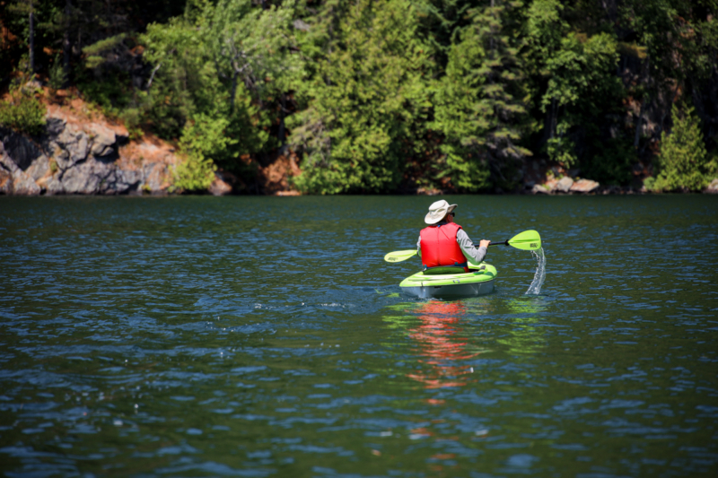 Personne en kayak sur un lac près des chalets et des boisés de Chalets Lanaudière