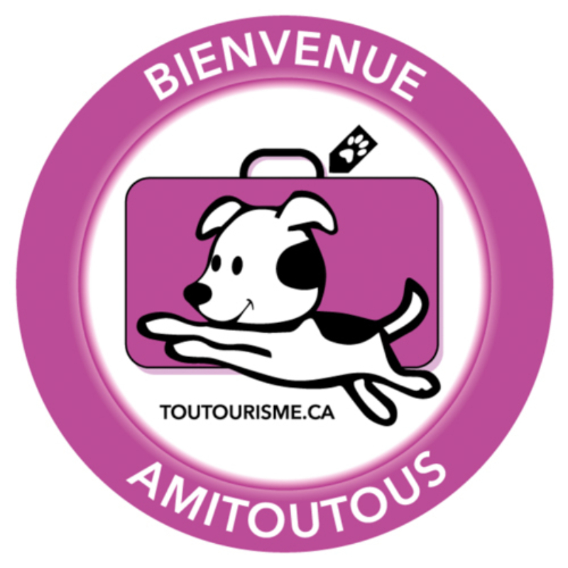 Logo rose « Bienvenue Amitoutous » de Toutourisme.ca, avec un chien blanc et noir dans une valise.