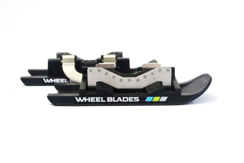 Patins à neige « Wheel Blades » pour fauteuil roulant, permettant de se déplacer dans la neige en hiver.